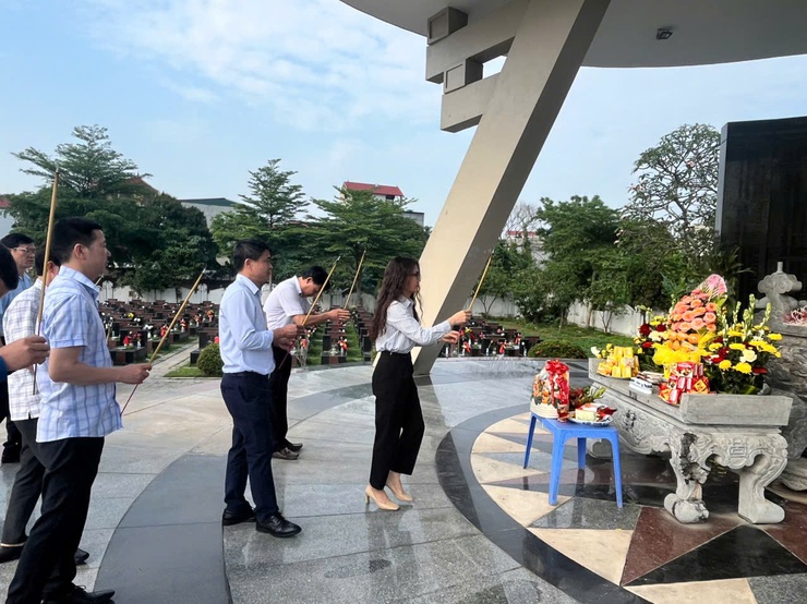 Thị trấn Quốc Oai: Dâng hương, viếng Nghĩa trang liệt sỹ nhân kỷ niệm 50 năm ngày Giải phóng miền Nam thống nhất đất nước (30/4/1975-30/4/2025)- Ảnh 3.