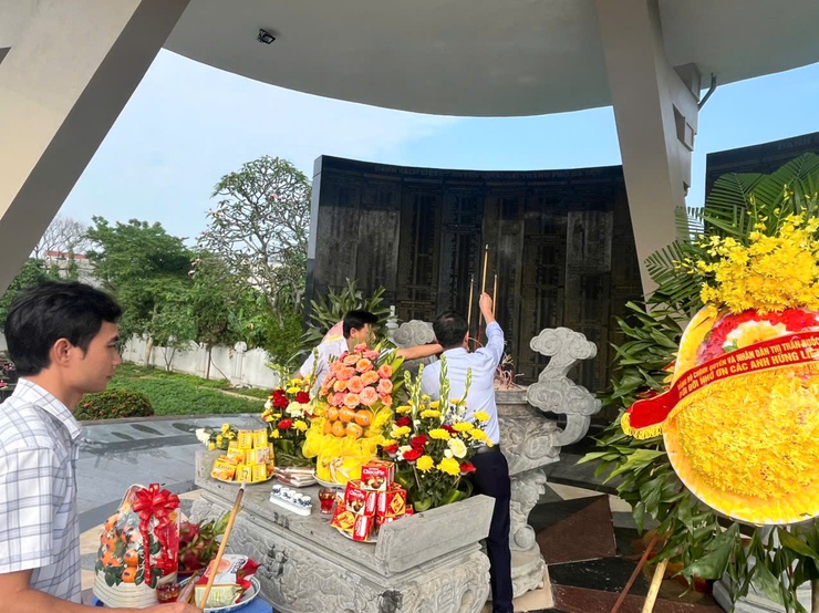 Thị trấn Quốc Oai: Dâng hương, viếng Nghĩa trang liệt sỹ nhân kỷ niệm 50 năm ngày Giải phóng miền Nam thống nhất đất nước (30/4/1975-30/4/2025)- Ảnh 4.