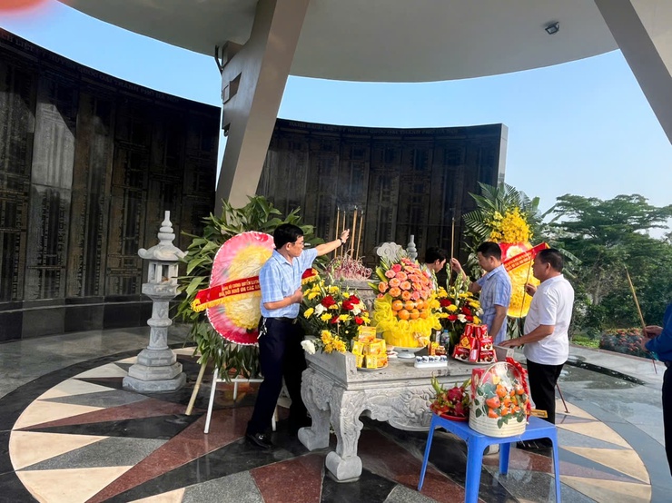 Thị trấn Quốc Oai: Dâng hương, viếng Nghĩa trang liệt sỹ nhân kỷ niệm 50 năm ngày Giải phóng miền Nam thống nhất đất nước (30/4/1975-30/4/2025)- Ảnh 5.