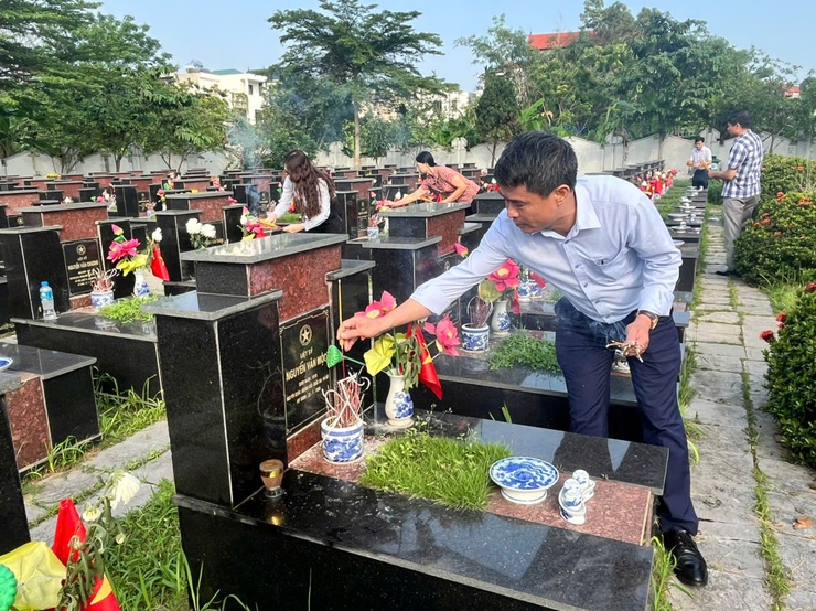 Thị trấn Quốc Oai: Dâng hương, viếng Nghĩa trang liệt sỹ nhân kỷ niệm 50 năm ngày Giải phóng miền Nam thống nhất đất nước (30/4/1975-30/4/2025)- Ảnh 7.