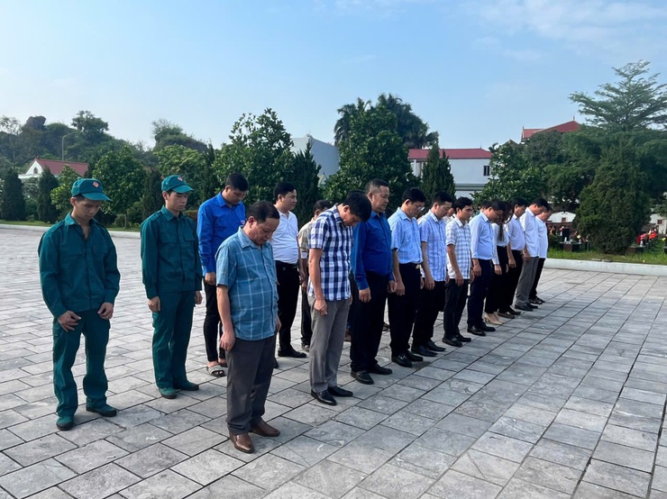 Thị trấn Quốc Oai: Dâng hương, viếng Nghĩa trang liệt sỹ nhân kỷ niệm 50 năm ngày Giải phóng miền Nam thống nhất đất nước (30/4/1975-30/4/2025)- Ảnh 2.