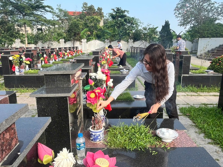 Thị trấn Quốc Oai: Dâng hương, viếng Nghĩa trang liệt sỹ nhân kỷ niệm 50 năm ngày Giải phóng miền Nam thống nhất đất nước (30/4/1975-30/4/2025)- Ảnh 6.
