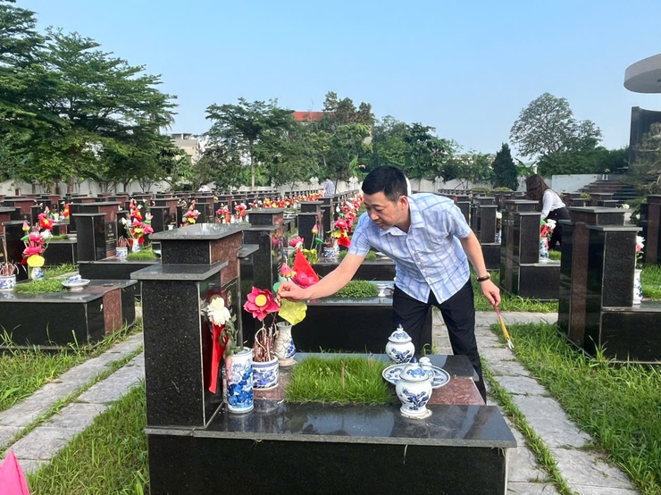 Thị trấn Quốc Oai: Dâng hương, viếng Nghĩa trang liệt sỹ nhân kỷ niệm 50 năm ngày Giải phóng miền Nam thống nhất đất nước (30/4/1975-30/4/2025)- Ảnh 9.