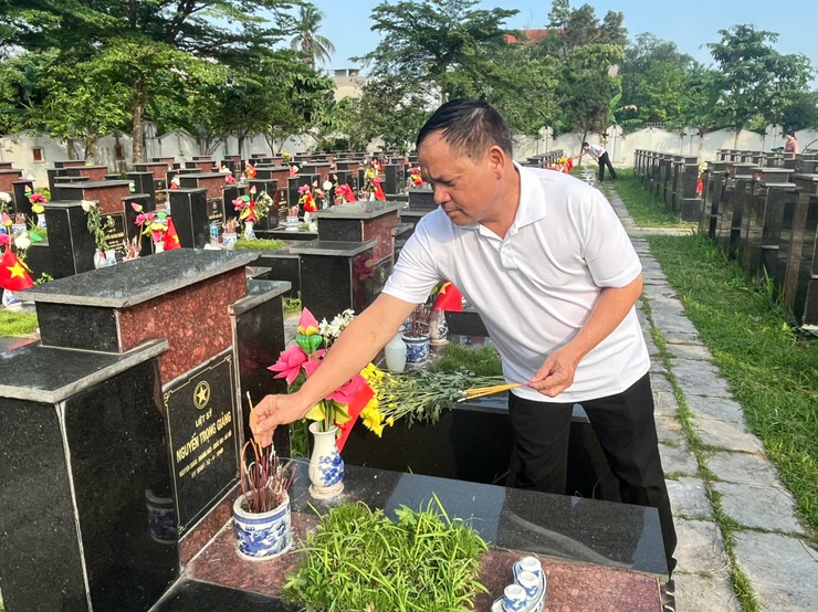 Thị trấn Quốc Oai: Dâng hương, viếng Nghĩa trang liệt sỹ nhân kỷ niệm 50 năm ngày Giải phóng miền Nam thống nhất đất nước (30/4/1975-30/4/2025)- Ảnh 12.