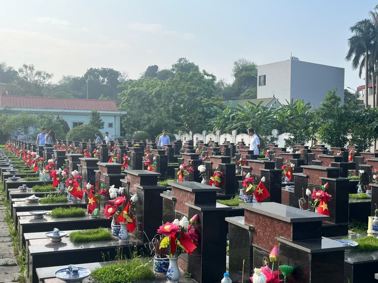 Thị trấn Quốc Oai: Dâng hương, viếng Nghĩa trang liệt sỹ nhân kỷ niệm 50 năm ngày Giải phóng miền Nam thống nhất đất nước (30/4/1975-30/4/2025)- Ảnh 15.