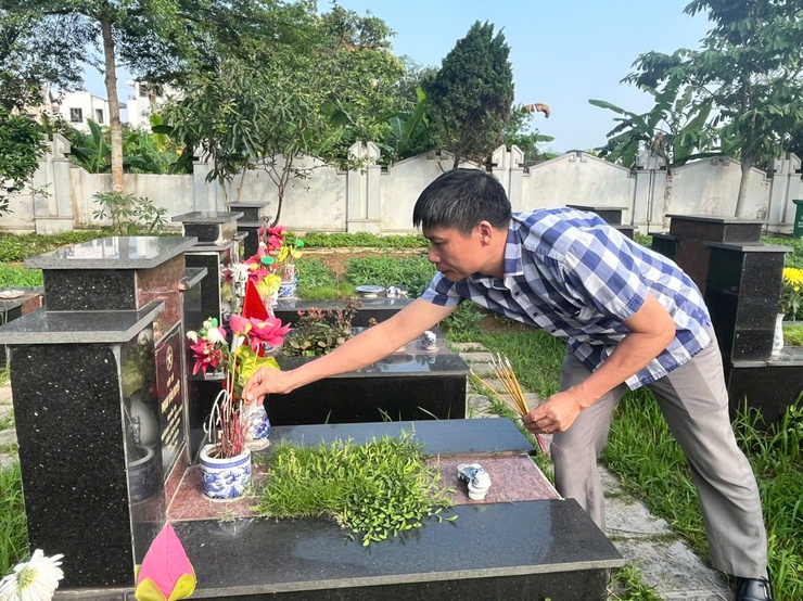 Thị trấn Quốc Oai: Dâng hương, viếng Nghĩa trang liệt sỹ nhân kỷ niệm 50 năm ngày Giải phóng miền Nam thống nhất đất nước (30/4/1975-30/4/2025)- Ảnh 11.