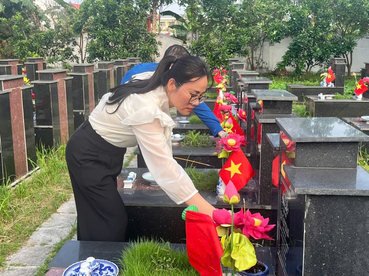 Thị trấn Quốc Oai: Dâng hương, viếng Nghĩa trang liệt sỹ nhân kỷ niệm 50 năm ngày Giải phóng miền Nam thống nhất đất nước (30/4/1975-30/4/2025)- Ảnh 14.
