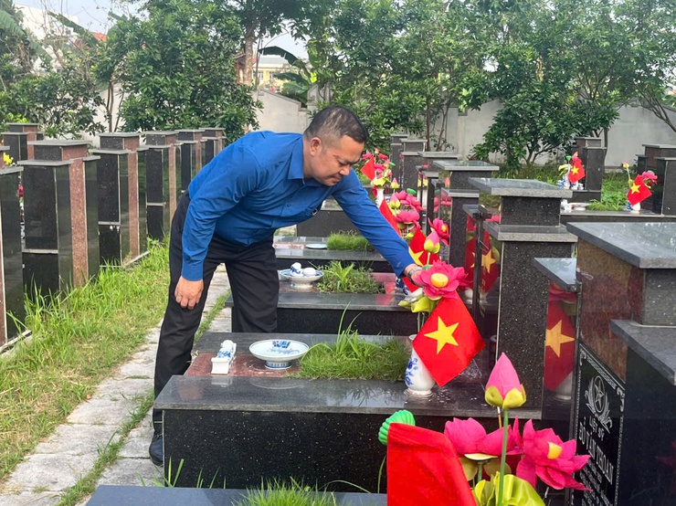 Thị trấn Quốc Oai: Dâng hương, viếng Nghĩa trang liệt sỹ nhân kỷ niệm 50 năm ngày Giải phóng miền Nam thống nhất đất nước (30/4/1975-30/4/2025)- Ảnh 13.