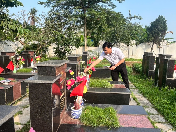 Thị trấn Quốc Oai: Dâng hương, viếng Nghĩa trang liệt sỹ nhân kỷ niệm 50 năm ngày Giải phóng miền Nam thống nhất đất nước (30/4/1975-30/4/2025)- Ảnh 10.