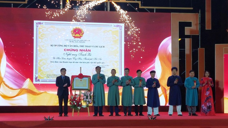 Nghệ nhân Nghiêm Văn Đạt: Hơn 40 năm giữ hồn áo dài Trạch Xá- Ảnh 1.