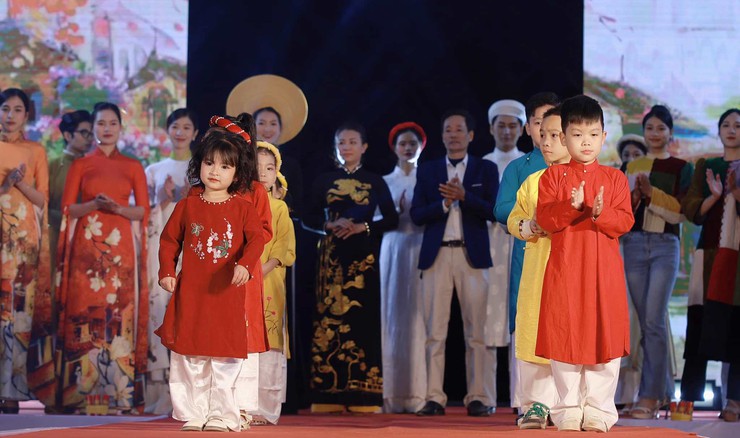 Nghệ nhân Nghiêm Văn Đạt: Hơn 40 năm giữ hồn áo dài Trạch Xá- Ảnh 2.