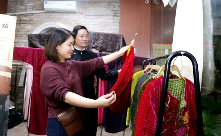 Nghệ nhân Nghiêm Văn Đạt: Hơn 40 năm giữ hồn áo dài Trạch Xá- Ảnh 4.