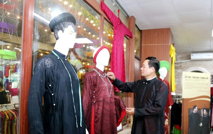 Nghệ nhân Nghiêm Văn Đạt: Hơn 40 năm giữ hồn áo dài Trạch Xá- Ảnh 3.