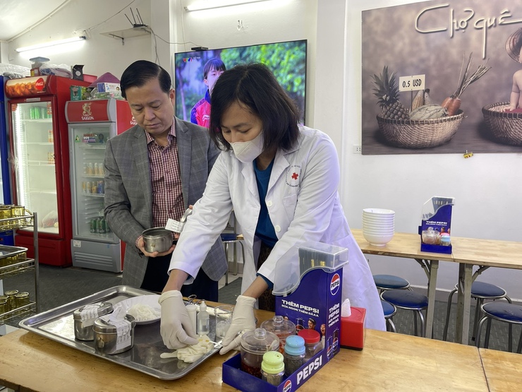 Hà Nội siết chặt kiểm soát an toàn thực phẩm tại cộng đồng- Ảnh 1.