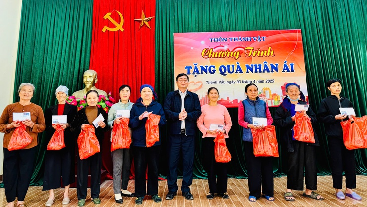 Xã Cao Sơn Tiến: 210 suất quà trị giá gần 75 triệu đồng được trao tặng người cao tuổi- Ảnh 2.
