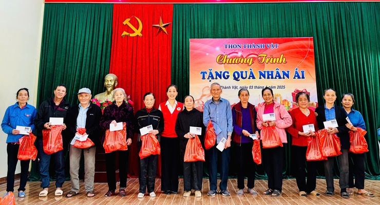 Xã Cao Sơn Tiến: 210 suất quà trị giá gần 75 triệu đồng được trao tặng người cao tuổi- Ảnh 3.