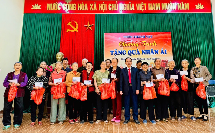 Xã Cao Sơn Tiến: 210 suất quà trị giá gần 75 triệu đồng được trao tặng người cao tuổi- Ảnh 4.