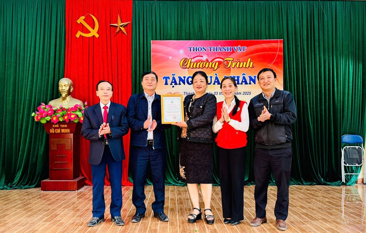 Xã Cao Sơn Tiến: 210 suất quà trị giá gần 75 triệu đồng được trao tặng người cao tuổi- Ảnh 1.