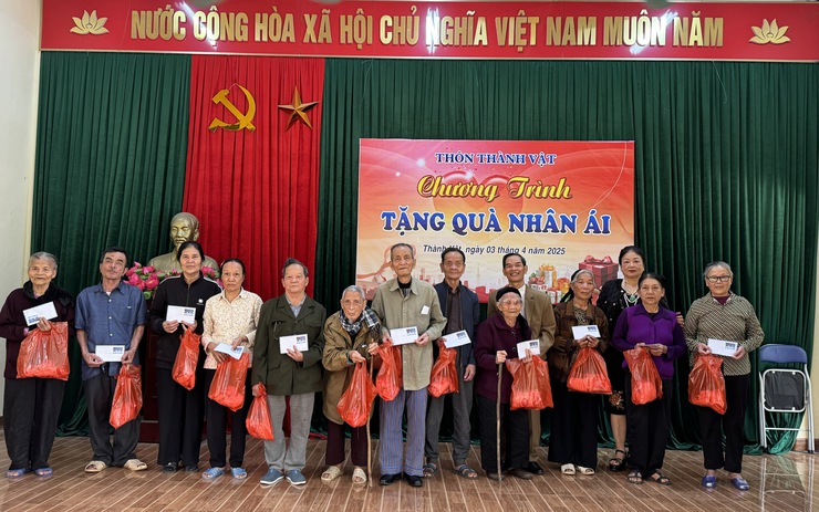 Xã Cao Sơn Tiến: 210 suất quà trị giá gần 75 triệu đồng được trao tặng người cao tuổi- Ảnh 5.