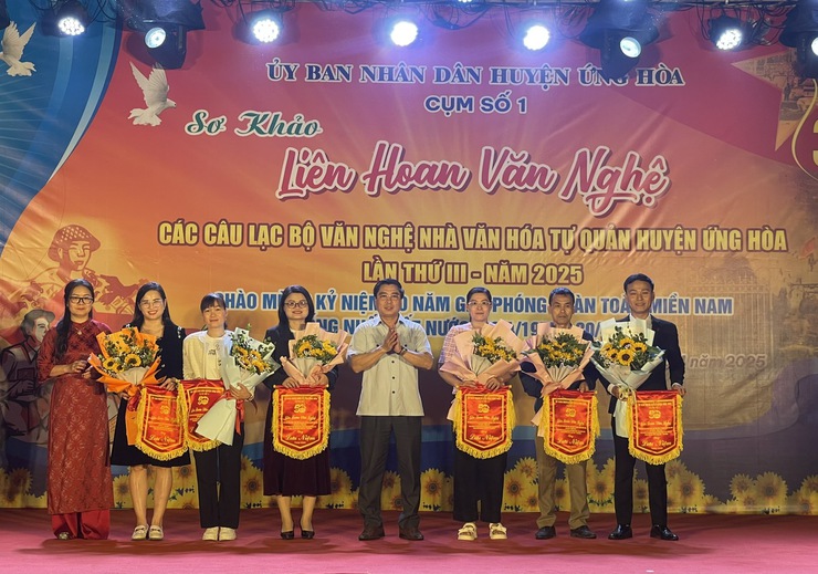 Huyện Ứng Hòa: Sôi động liên hoan văn nghệ các câu lạc bộ nhà văn hóa tự quản- Ảnh 1.