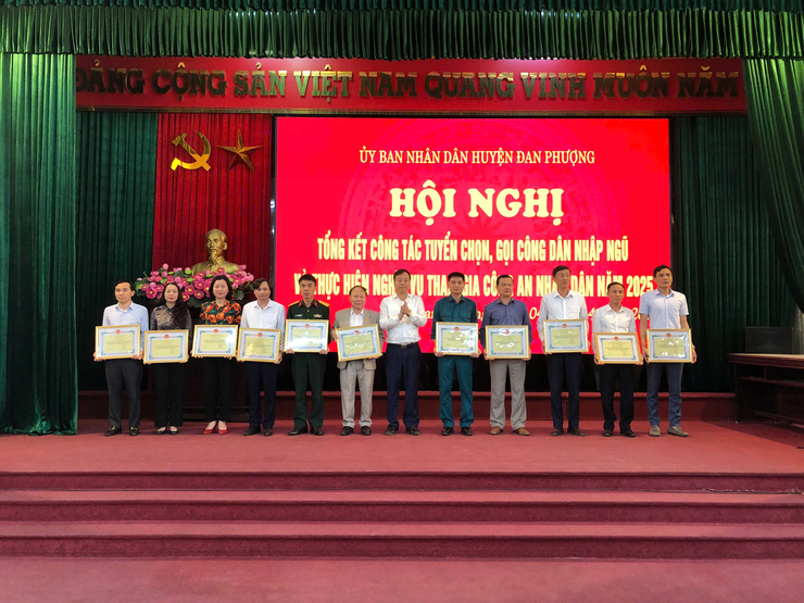 Hội nghị tổng kết công tác tuyển chọn, gọi công dân nhập ngũ và thực hiện nghĩa vụ tham gia Công an nhân dân năm 2025.- Ảnh 1.