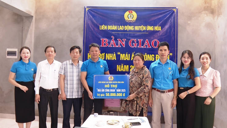LĐLĐ HUYỆN ỨNG HOÀ BÀN GIAO HỖ TRỢ NHÀ MÁI ẤM CÔNG ĐOÀN VÀ TRAO TẶNG THIẾT BỊ VUI CHƠI.- Ảnh 1.