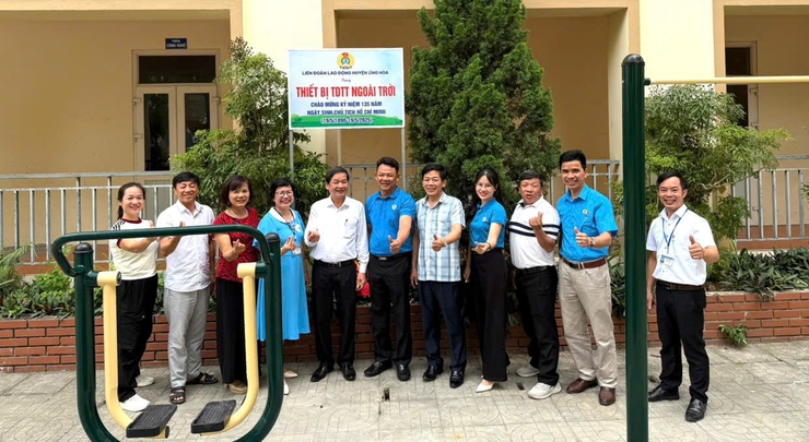 LĐLĐ HUYỆN ỨNG HOÀ BÀN GIAO HỖ TRỢ NHÀ MÁI ẤM CÔNG ĐOÀN VÀ TRAO TẶNG THIẾT BỊ VUI CHƠI.- Ảnh 2.