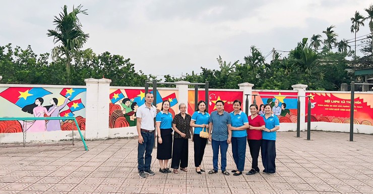 HỘI LHPN XÃ THÁI HÒA KHÁNH THÀNH 12 BỨC TRANH TƯỜNG BÍCH HỌA “ÂM VANG LỊCH SỬ - SẮC MÀU QUÊ HƯƠNG”- Ảnh 2.