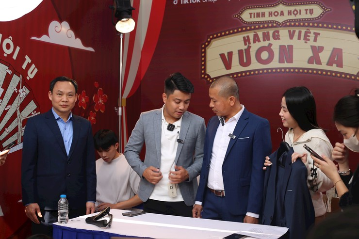 Thương mại điện tử, du lịch làng nghề tạo lực đẩy cho kinh tế huyện Phú Xuyên phát triển- Ảnh 4.