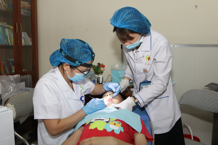 Gần 100 trẻ tại Làng trẻ em SOS Hà Nội được khám và chăm sóc sức khỏe răng miệng miễn phí- Ảnh 2.