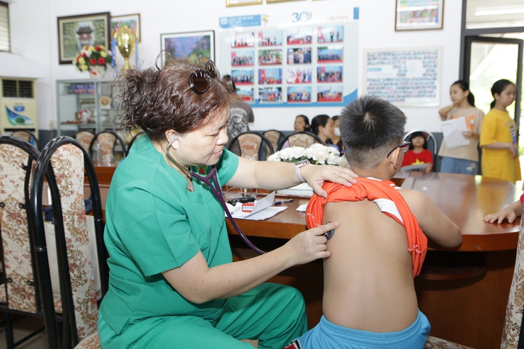 Gần 100 trẻ tại Làng trẻ em SOS Hà Nội được khám và chăm sóc sức khỏe răng miệng miễn phí- Ảnh 3.