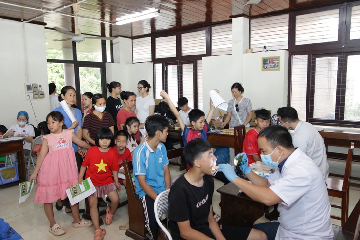 Gần 100 trẻ tại Làng trẻ em SOS Hà Nội được khám và chăm sóc sức khỏe răng miệng miễn phí- Ảnh 1.