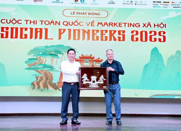 Đại học Kinh tế Quốc dân phối hợp với UBND huyện Phú Xuyên phát động cuộc thi Marketing xã hội Social Pioneers 2025- Ảnh 4.