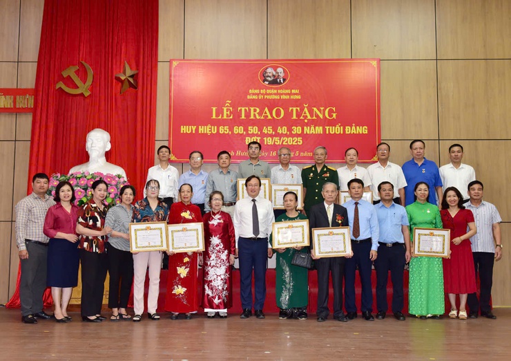 Đảng ủy phường Vĩnh Hưng tổ chức Lễ trao huy hiệu đảng đợt 19/5/2025
- Ảnh 4.
