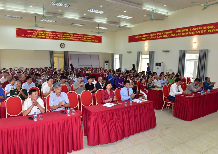 Đảng ủy phường Vĩnh Hưng tổ chức Lễ trao huy hiệu đảng đợt 19/5/2025
- Ảnh 7.