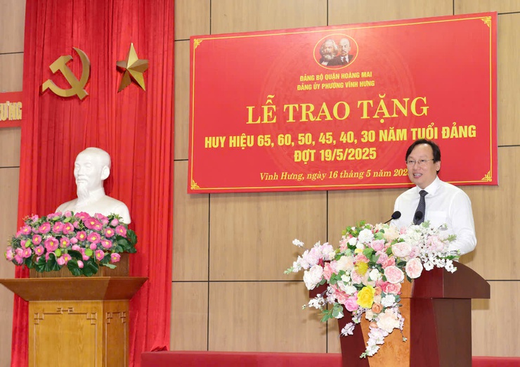Đảng ủy phường Vĩnh Hưng tổ chức Lễ trao huy hiệu đảng đợt 19/5/2025
- Ảnh 1.