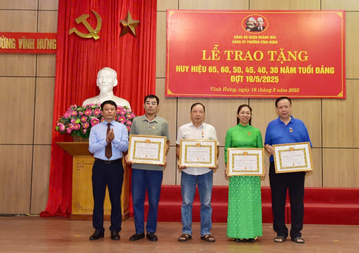 Đảng ủy phường Vĩnh Hưng tổ chức Lễ trao huy hiệu đảng đợt 19/5/2025
- Ảnh 6.