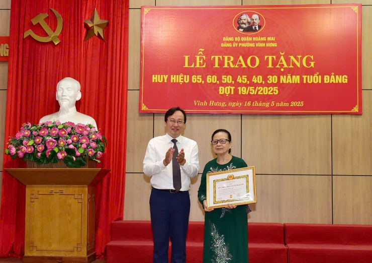 Đảng ủy phường Vĩnh Hưng tổ chức Lễ trao huy hiệu đảng đợt 19/5/2025
- Ảnh 5.