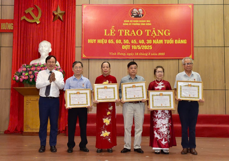 Đảng ủy phường Vĩnh Hưng tổ chức Lễ trao huy hiệu đảng đợt 19/5/2025
- Ảnh 2.