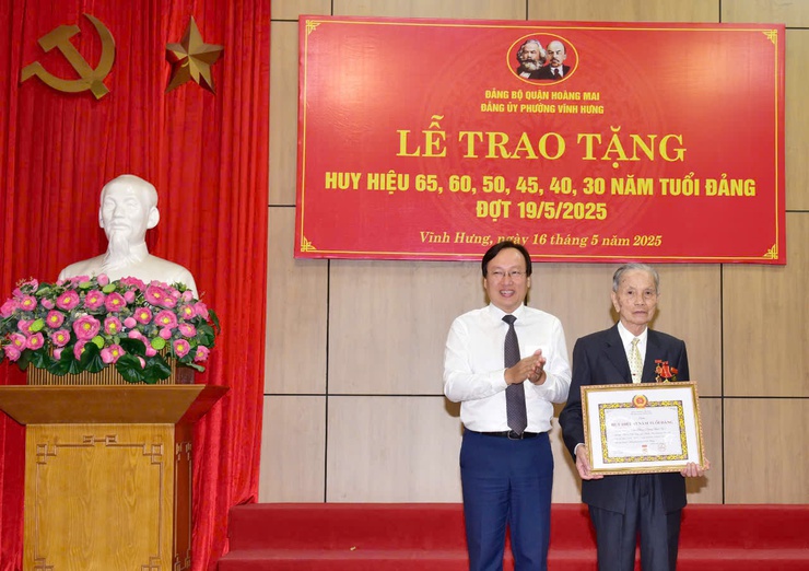 Đảng ủy phường Vĩnh Hưng tổ chức Lễ trao huy hiệu đảng đợt 19/5/2025
- Ảnh 3.
