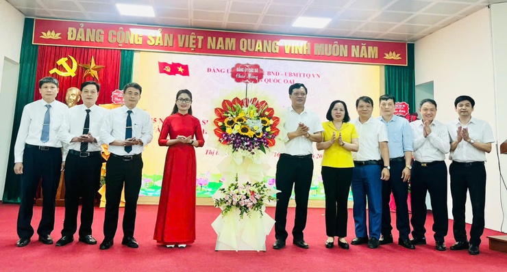 Thị trấn Quốc Oai tổ chức lễ kỷ niệm 135 năm Ngày sinh Chủ tịch Hồ Chí Minh, phát hành cuốn Lịch sử Đảng bộ, Nhân dân thị trấn giai đoạn 1945-2025- Ảnh 5.
