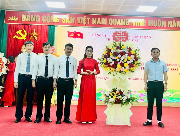 Thị trấn Quốc Oai tổ chức lễ kỷ niệm 135 năm Ngày sinh Chủ tịch Hồ Chí Minh, phát hành cuốn Lịch sử Đảng bộ, Nhân dân thị trấn giai đoạn 1945-2025- Ảnh 6.