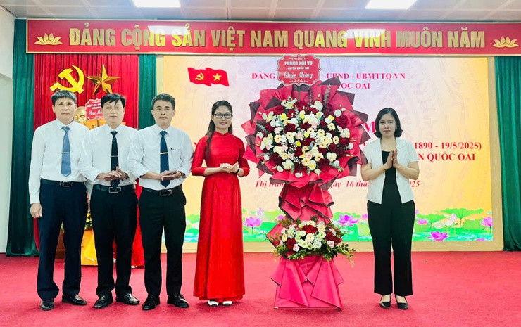 Thị trấn Quốc Oai tổ chức lễ kỷ niệm 135 năm Ngày sinh Chủ tịch Hồ Chí Minh, phát hành cuốn Lịch sử Đảng bộ, Nhân dân thị trấn giai đoạn 1945-2025- Ảnh 2.