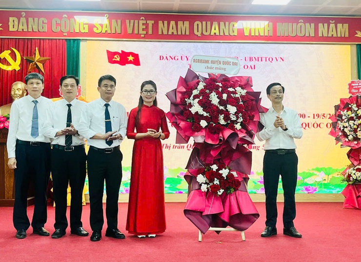 Thị trấn Quốc Oai tổ chức lễ kỷ niệm 135 năm Ngày sinh Chủ tịch Hồ Chí Minh, phát hành cuốn Lịch sử Đảng bộ, Nhân dân thị trấn giai đoạn 1945-2025- Ảnh 3.