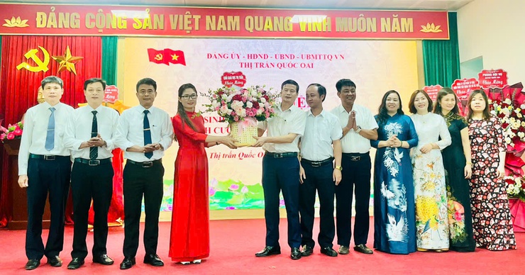 Thị trấn Quốc Oai tổ chức lễ kỷ niệm 135 năm Ngày sinh Chủ tịch Hồ Chí Minh, phát hành cuốn Lịch sử Đảng bộ, Nhân dân thị trấn giai đoạn 1945-2025- Ảnh 7.