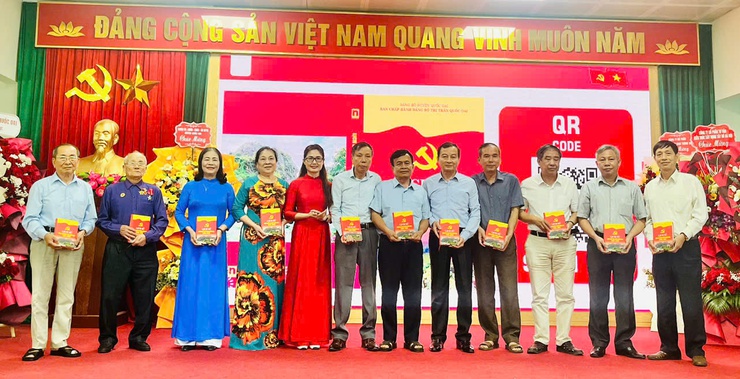 Thị trấn Quốc Oai tổ chức lễ kỷ niệm 135 năm Ngày sinh Chủ tịch Hồ Chí Minh, phát hành cuốn Lịch sử Đảng bộ, Nhân dân thị trấn giai đoạn 1945-2025- Ảnh 18.