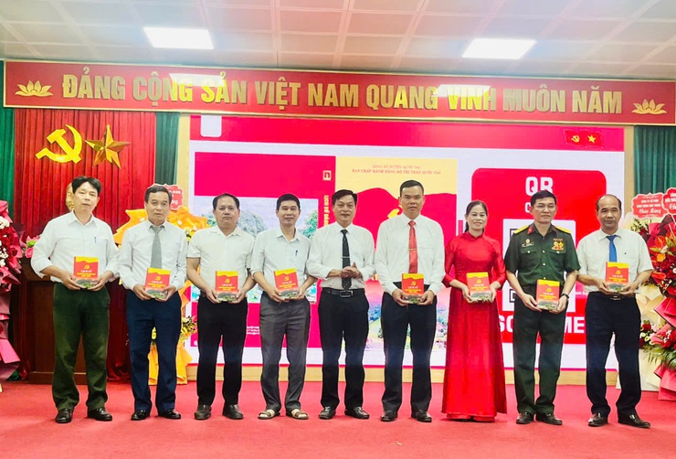 Thị trấn Quốc Oai tổ chức lễ kỷ niệm 135 năm Ngày sinh Chủ tịch Hồ Chí Minh, phát hành cuốn Lịch sử Đảng bộ, Nhân dân thị trấn giai đoạn 1945-2025- Ảnh 20.