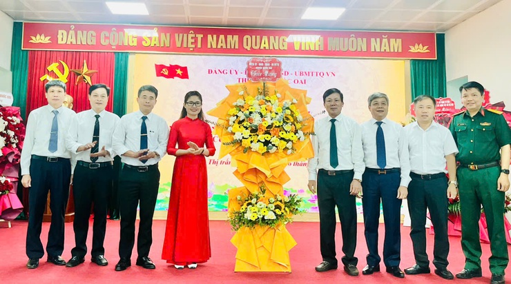 Thị trấn Quốc Oai tổ chức lễ kỷ niệm 135 năm Ngày sinh Chủ tịch Hồ Chí Minh, phát hành cuốn Lịch sử Đảng bộ, Nhân dân thị trấn giai đoạn 1945-2025- Ảnh 1.