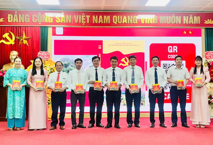 Thị trấn Quốc Oai tổ chức lễ kỷ niệm 135 năm Ngày sinh Chủ tịch Hồ Chí Minh, phát hành cuốn Lịch sử Đảng bộ, Nhân dân thị trấn giai đoạn 1945-2025- Ảnh 14.