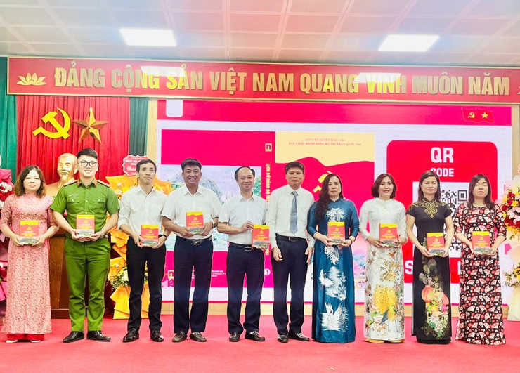 Thị trấn Quốc Oai tổ chức lễ kỷ niệm 135 năm Ngày sinh Chủ tịch Hồ Chí Minh, phát hành cuốn Lịch sử Đảng bộ, Nhân dân thị trấn giai đoạn 1945-2025- Ảnh 21.